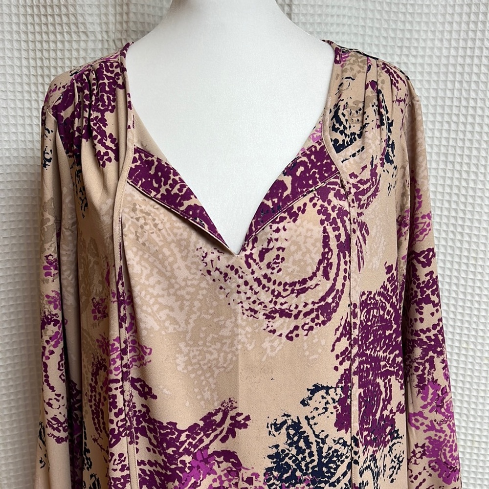 Dana Buchman - XXL long sleeve V neck Tunic top- with tie closure. Multi color